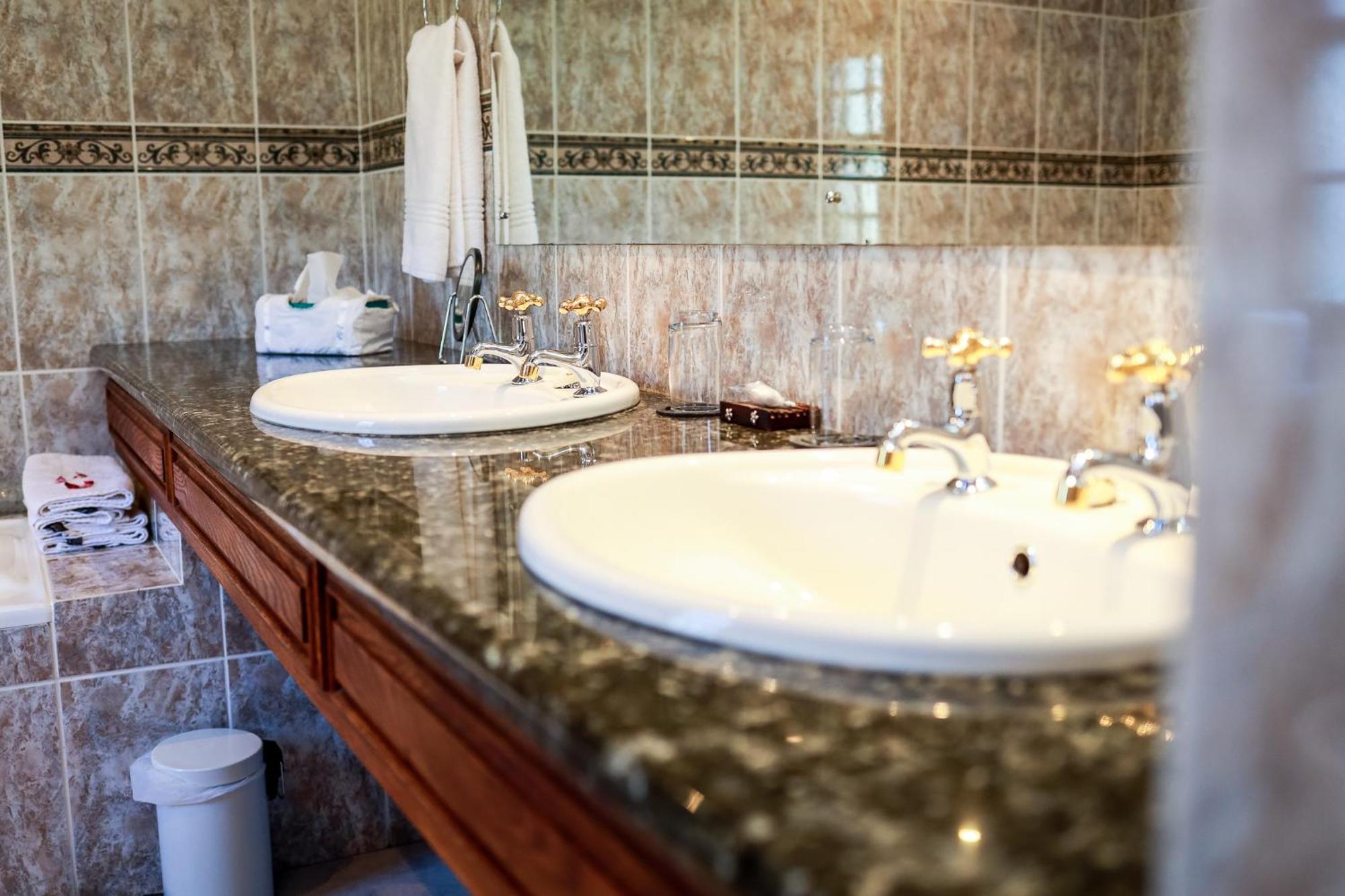 Altes Landhaus Country Lodge Oudtshoorn Bagian luar foto